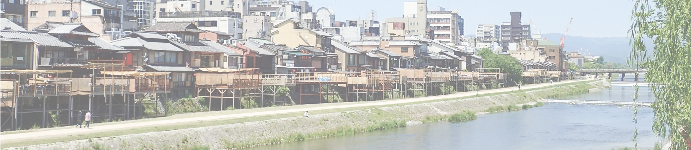京都の街並みと川